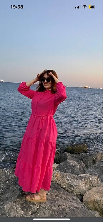 Pembe elbise düğmeli