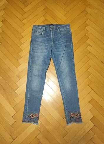 İşleme Detaylı Kot Pantolon 