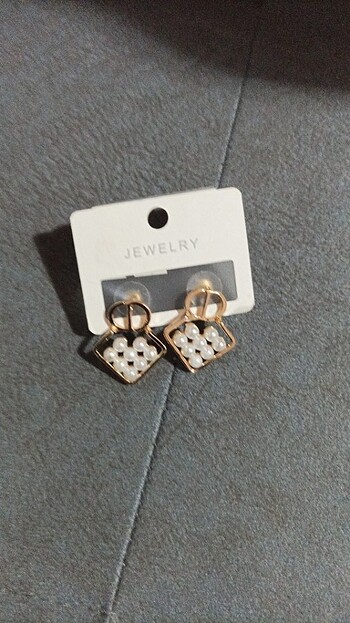 Lieza Jewelry Etiketi üstünde küpe
