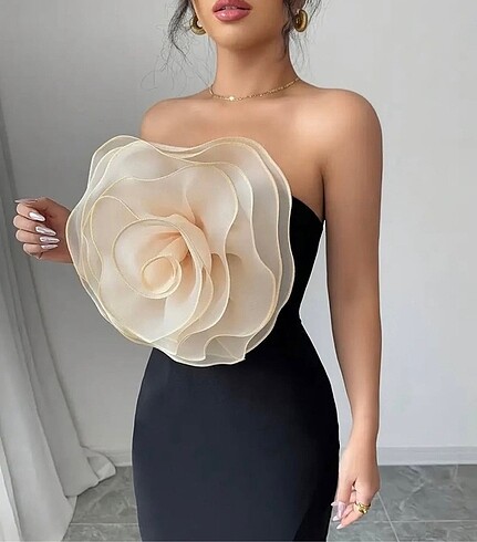 Siyah gül detaylı elbise