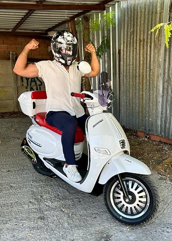 Siyah Gri Baskılı Bağcıklı Motosiklet Kaskı beon - Görsel 2