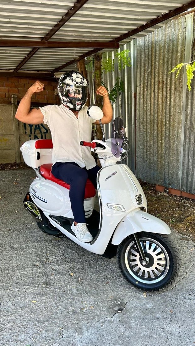 Siyah Gri Baskılı Bağcıklı Motosiklet Kaskı beon - Görsel 2