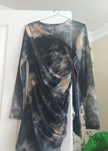 l Beden Quzu Drape Detaylı Desenli Tül Mini Elbise Siyah