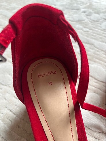 38 Beden kırmızı Renk BERSHKA TOPUKLU