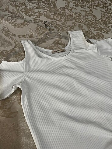 Omzu açık t-shirt