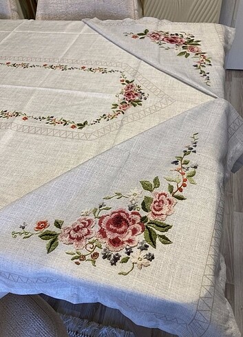 Beden çeşitli Renk 160/220 cm dertsiz leke tutmaz. 8 adet peçeteli masa örtüsü.