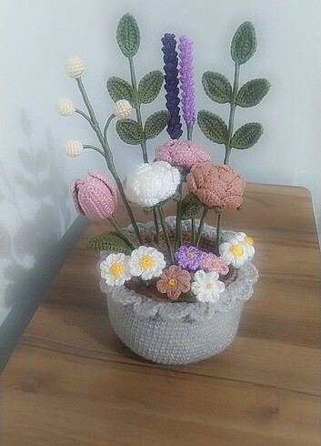 Tasarımcı Örgü saksıda çiçek 