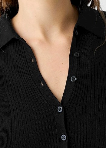 Bershka Düğmeli Siyah Kısa Kollu Polo Yaka Crop Top - Görsel 3