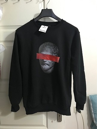 Desenli erkek sweatshirt hiç giyilmedi etiketli