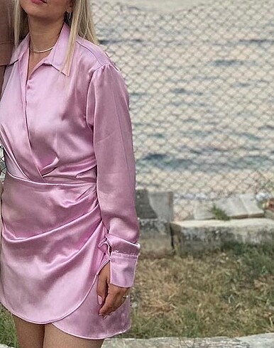 Pembe saten elbise