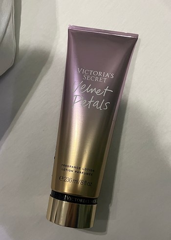 Victoria's Secret Velvet Petals Vücut Losyonu