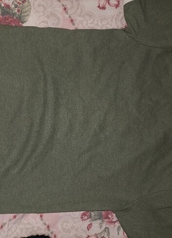 River Island Yesil crop