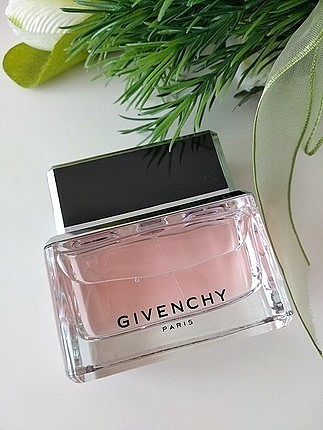 Givenchy Dahlia Noir Edp 50 Ml Kadın Parfüm Givenchy Parfüm %20 İndirimli -  Gardrops