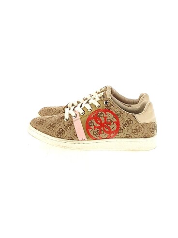 Guess Spor Ayakkabı %70 İndirimli.