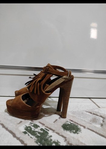Kahverengi Süet Püsküllü Dolgu Topuklu Sandalet - Görsel 2
