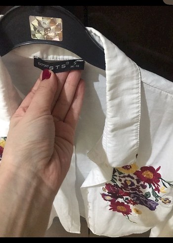 Nakışlı Beyaz Düğmeli Kadın Gömlek - Görsel 2