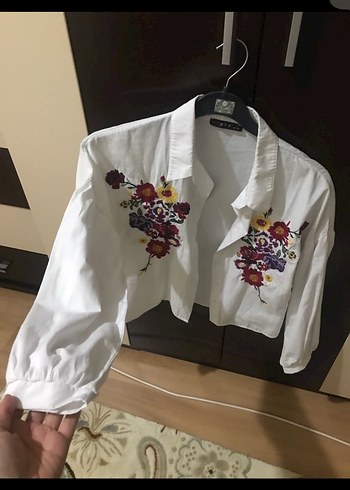 Nakışlı Beyaz Düğmeli Kadın Gömlek - Görsel 3