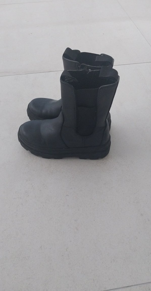 Siyah kız çocuk bot - Görsel 3