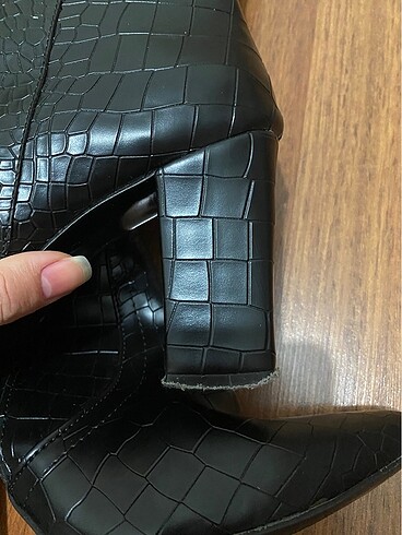 Diğer Sivri siyah krokodil desenli fermuarlı 9 cm topuklu çizme
