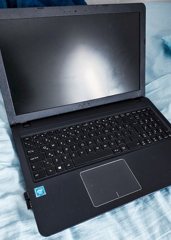 Siyah Asus Laptop - Görsel 3