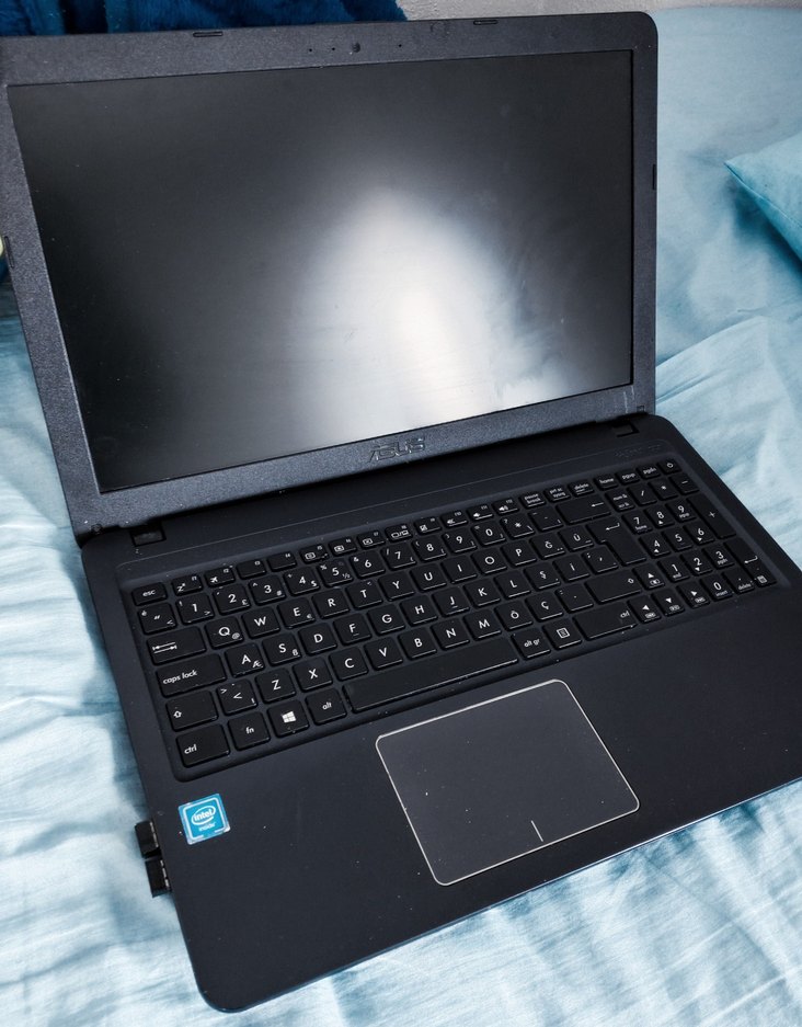 Siyah Asus Laptop - Görsel 3