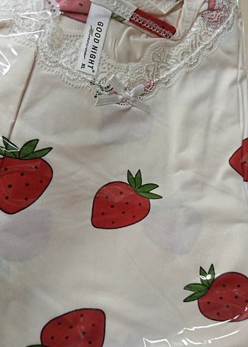 Diğer Beyaz Çilek Desenli Uzun Kadın Pijama Takımı