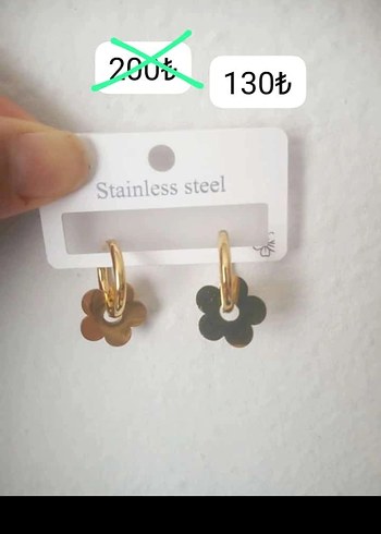 Altın Renkli Mini Çiçek Küpeler