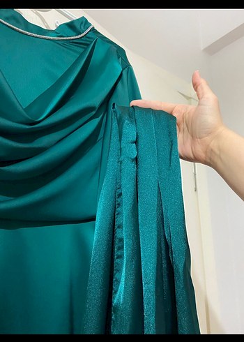 Uzun Zümrüt Yeşili Tesettür Saten Elbise - Görsel 6