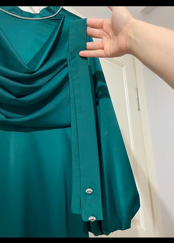 Uzun Zümrüt Yeşili Tesettür Saten Elbise - Görsel 5
