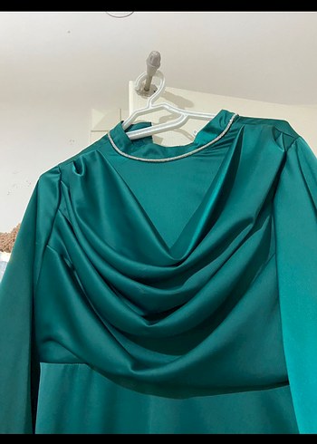 Uzun Zümrüt Yeşili Tesettür Saten Elbise - Görsel 4