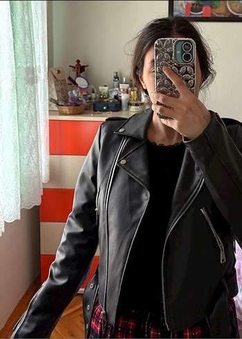 Kemer Detaylı Siyah Mini Deri Biker Ceket - Görsel 3