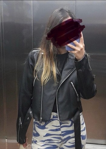 Kemer Detaylı Siyah Mini Deri Biker Ceket - Görsel 4