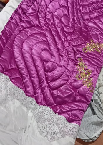 İşlemeli Mor Parlak Yatak Örtüsü - Görsel 4