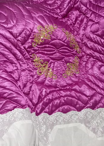 İşlemeli Mor Parlak Yatak Örtüsü - Görsel 3