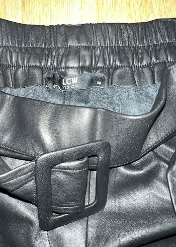 LCW Kadın Siyah Deri Kemerli Mini Şort - Görsel 2