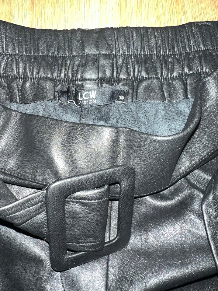 LCW Kadın Siyah Deri Kemerli Mini Şort - Görsel 2