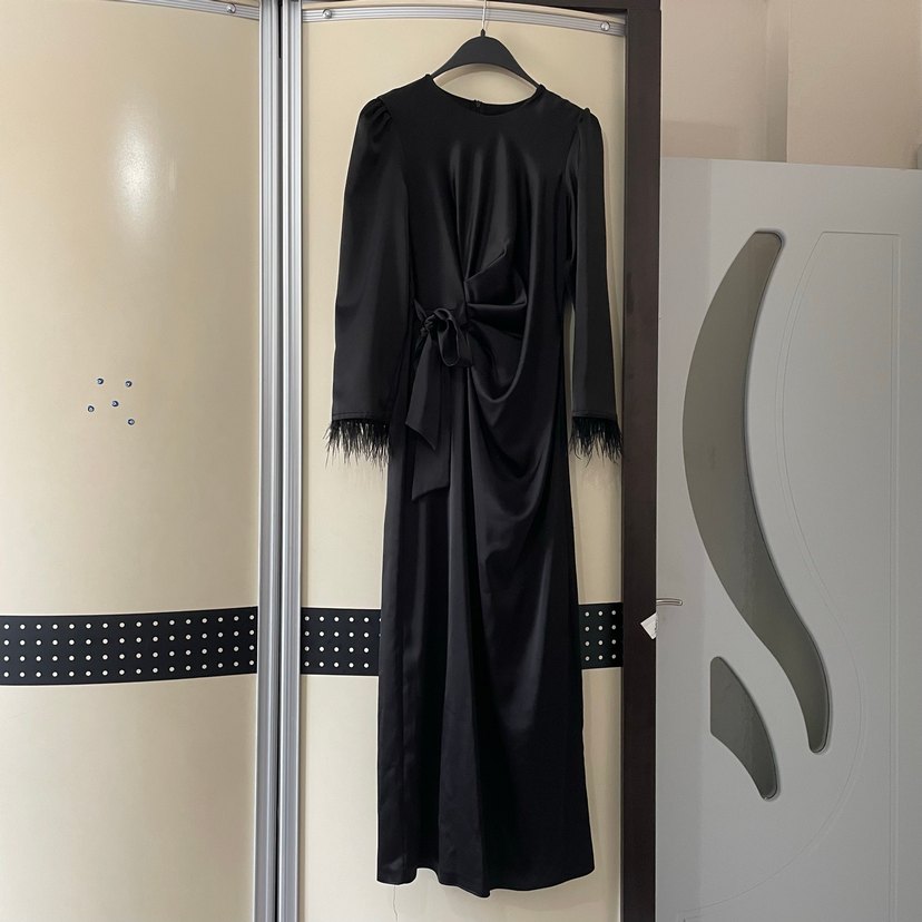 Uzun Kollu Siyah saten Kadın Elbise - Görsel 3