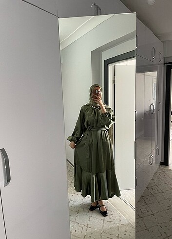 Yesil saten elbise şal hediyedir
