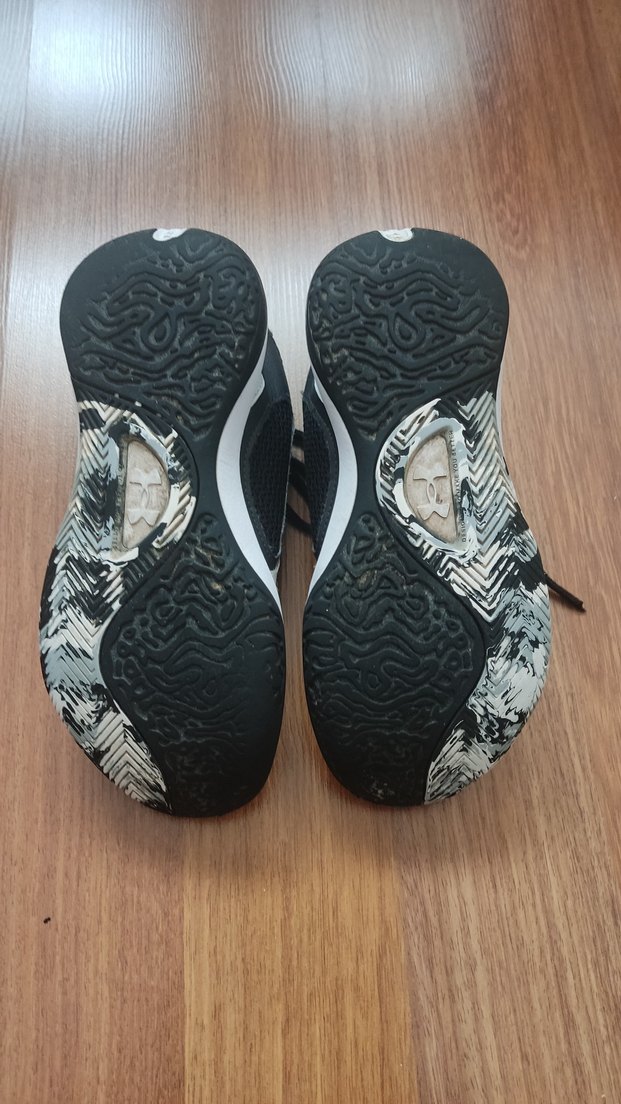 Siyah beyaz bağcıklı,38 numara erkek basketbol ayakkabısı - Görsel 4