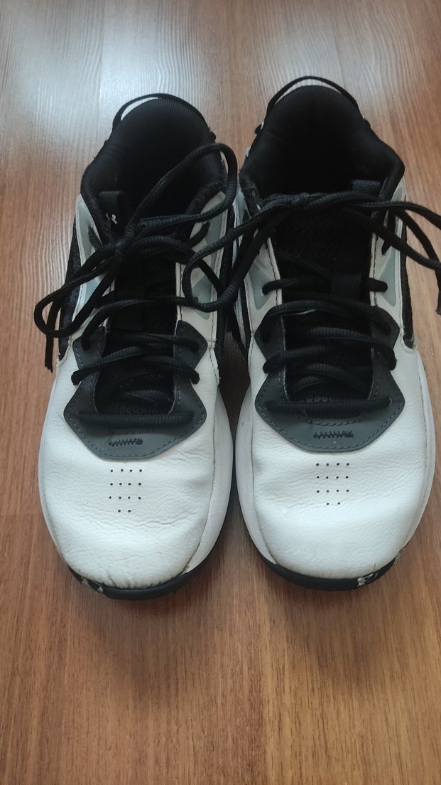 Siyah beyaz bağcıklı,38 numara erkek basketbol ayakkabısı - Görsel 3