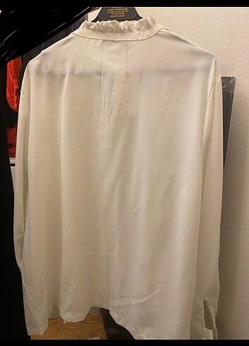 Beyaz fırfırlı gömlek - Görsel 3