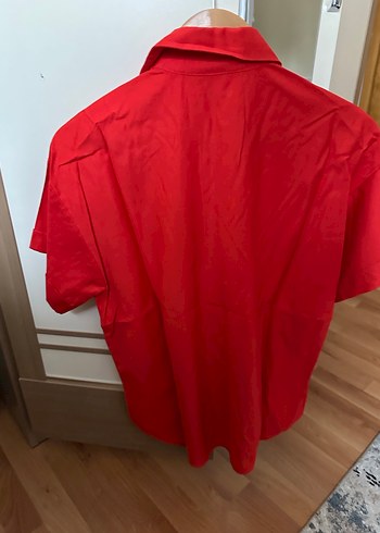 Kısa Kollu Kırmızı Düğmeli Gömlek - Görsel 2