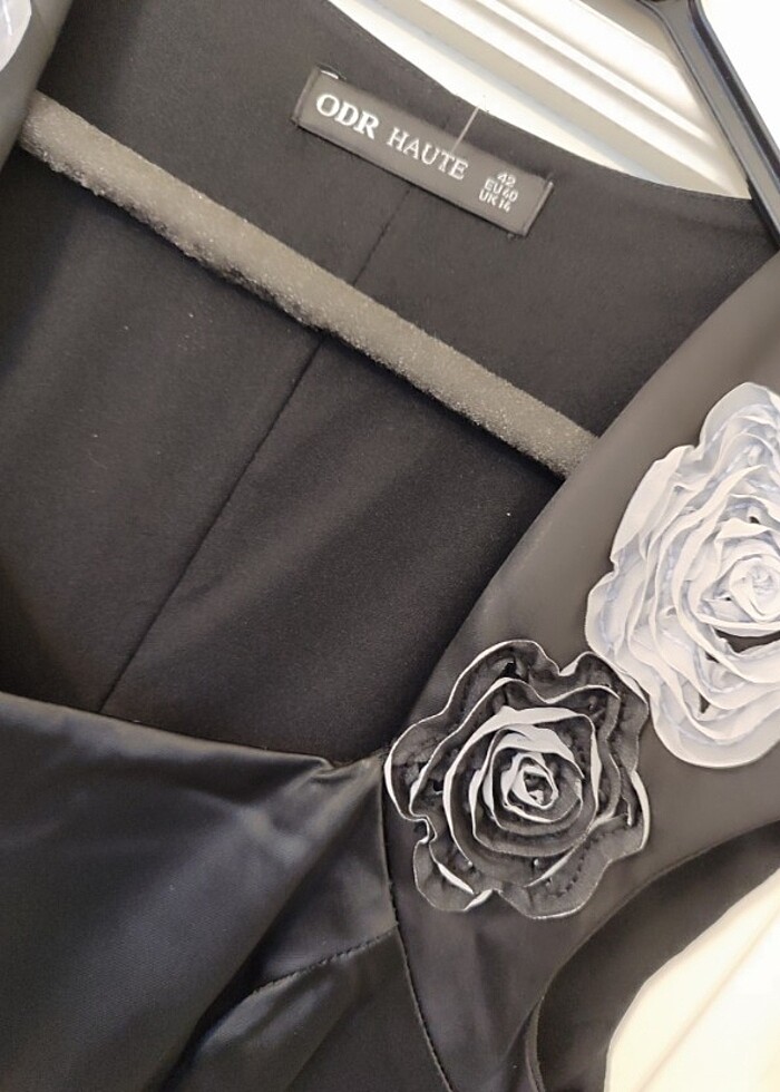 Çiçek kabartmalı elbise - Görsel 2