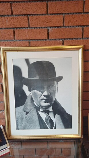 Ahşap çerçeveli Atatürk portresi