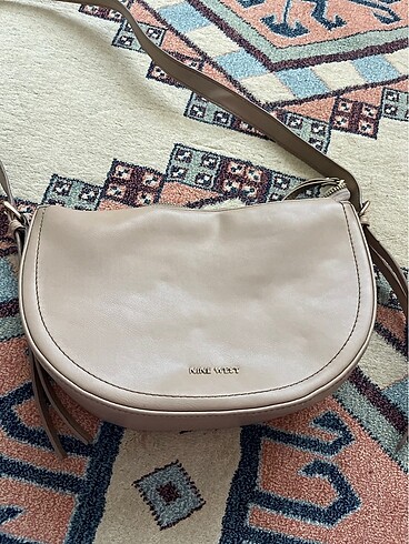 Nine West krem rengi çanta?
