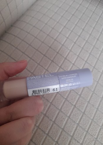 Pastel Pastel Bej Göz Altı Kapatıcı ve Aydınlatıcı