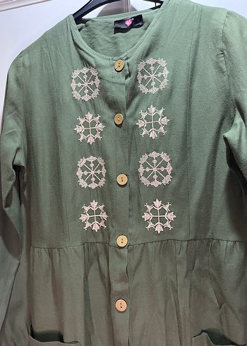 Düğmeli Yeşil Nakışlı Uzun Keten Elbise - Görsel 2