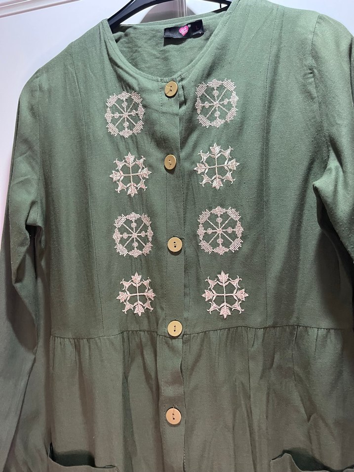 Düğmeli Yeşil Nakışlı Uzun Keten Elbise - Görsel 2