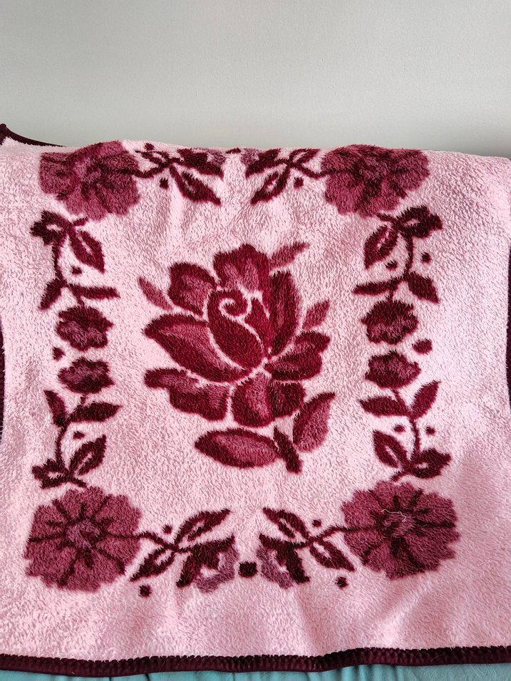 Bordo çiçek desenli renkli bebek battaniyesi - Görsel 2