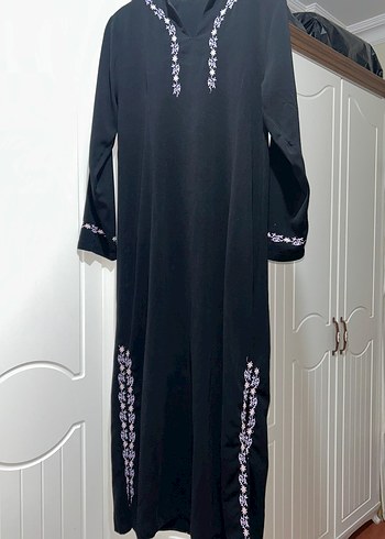 Nakış Detaylı Siyah V Yakalı Uzun Elbise - Görsel 5